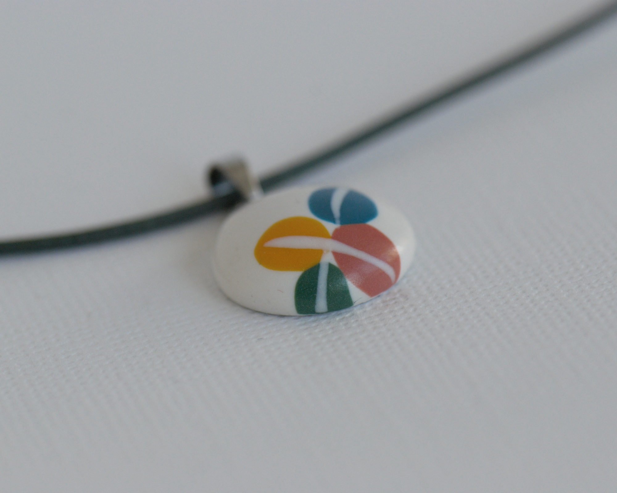 rankų darbo polimerinio molio pakabukas