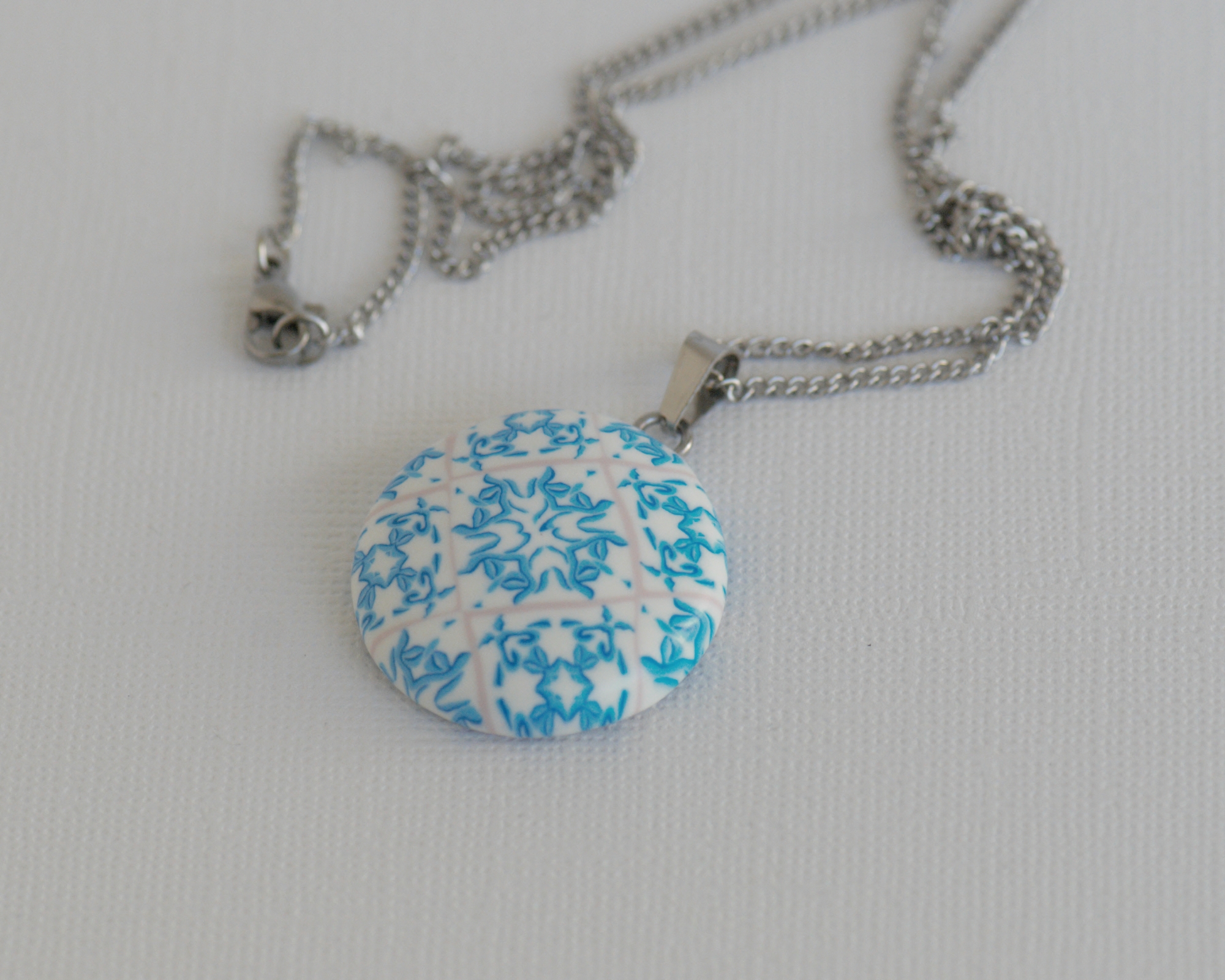 rankų darbo polimerinio molio pakabukas