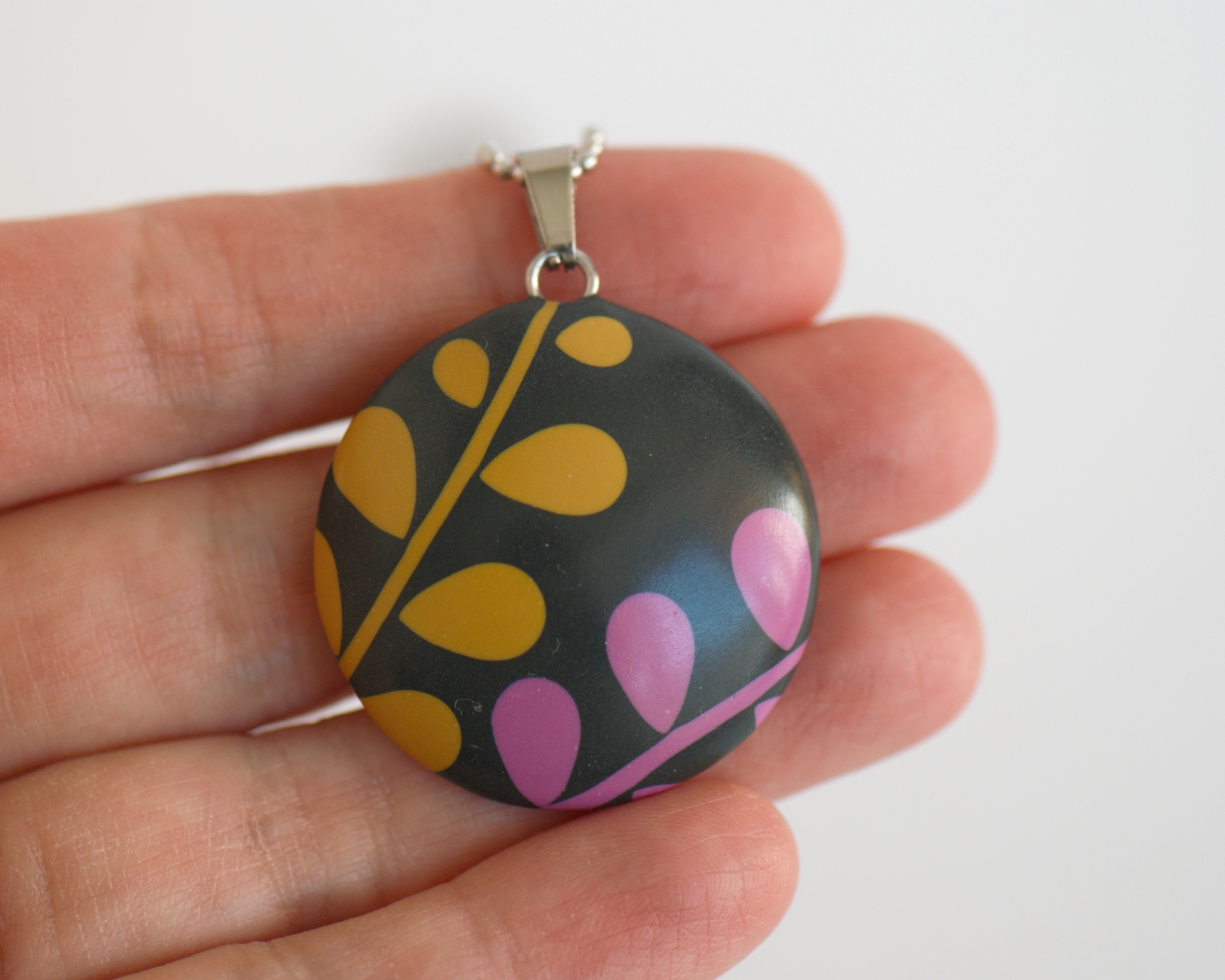 rankų darbo polimerinio molio pakabukas