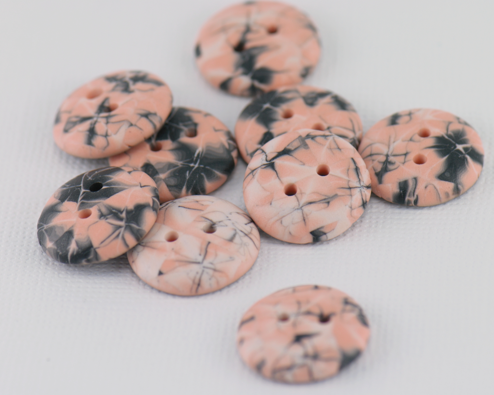 rankų darbo margos sagos iš polimerinio molio