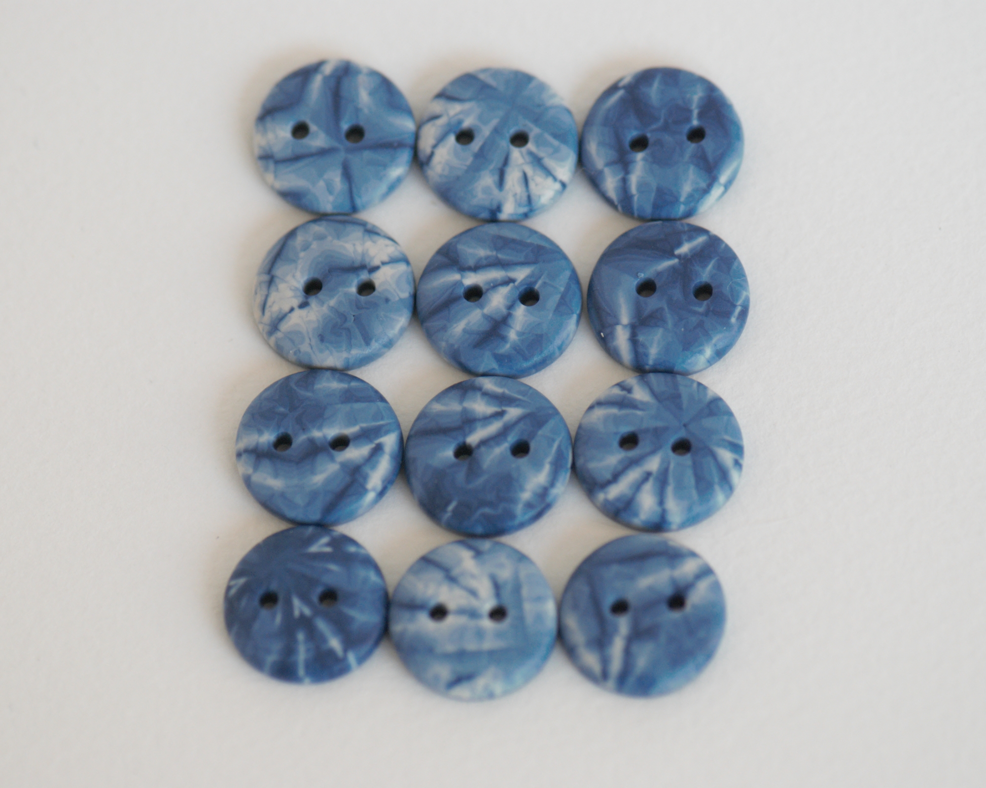 Ypatingos rankų darbo sagos batikos motyvais