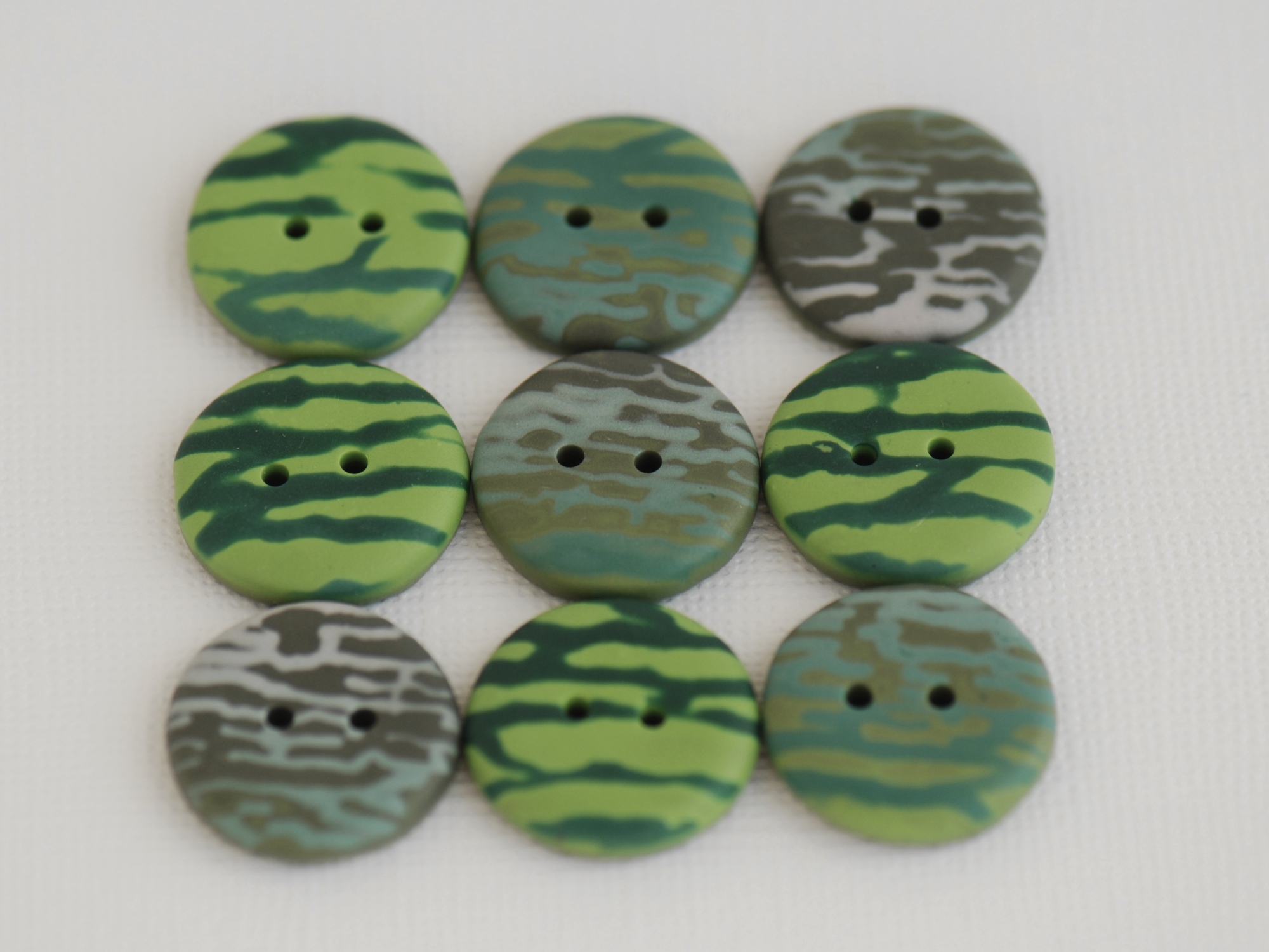 rankų darbo margos sagos iš polimerinio molio