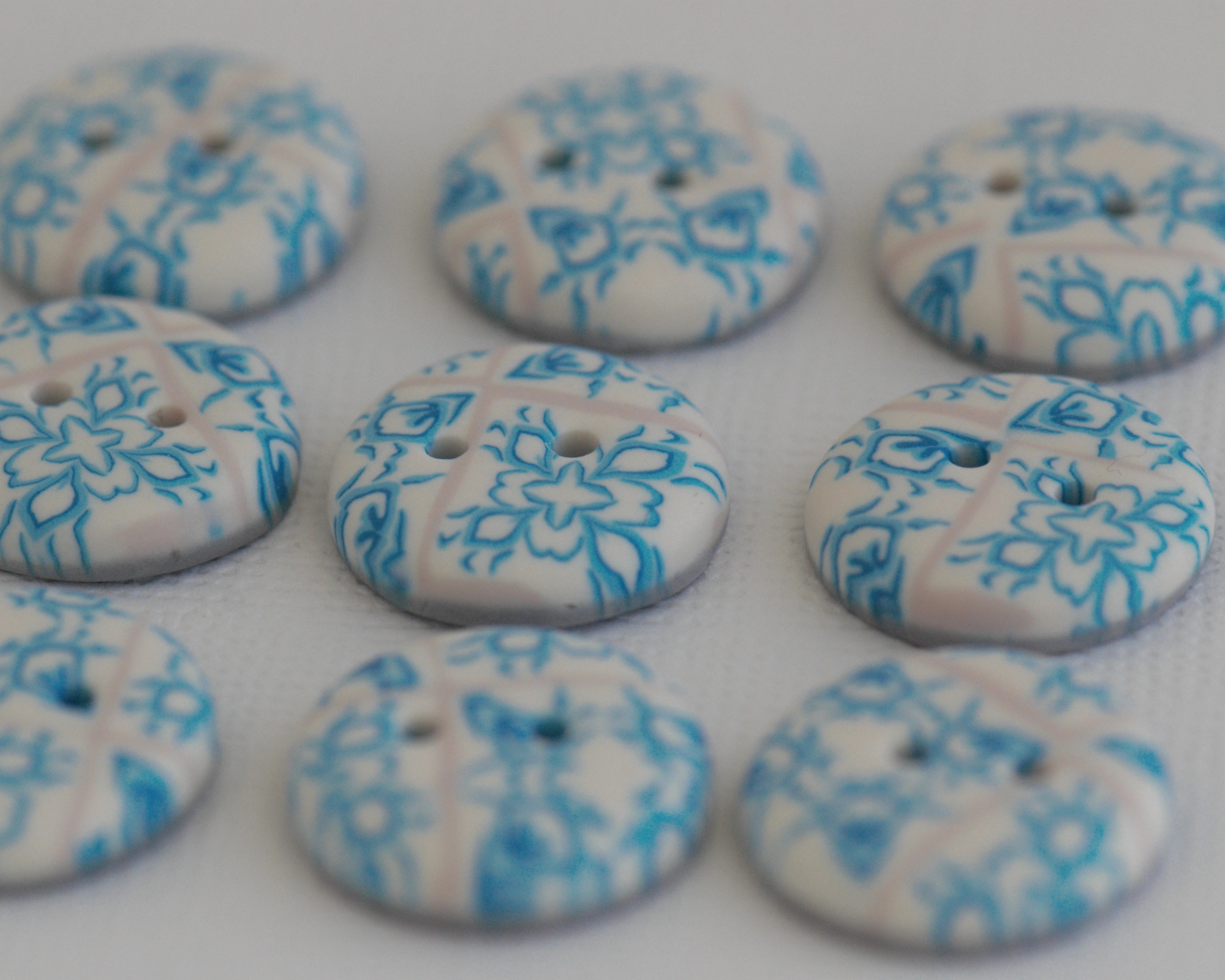 rankų darbo margos sagos iš polimerinio molio