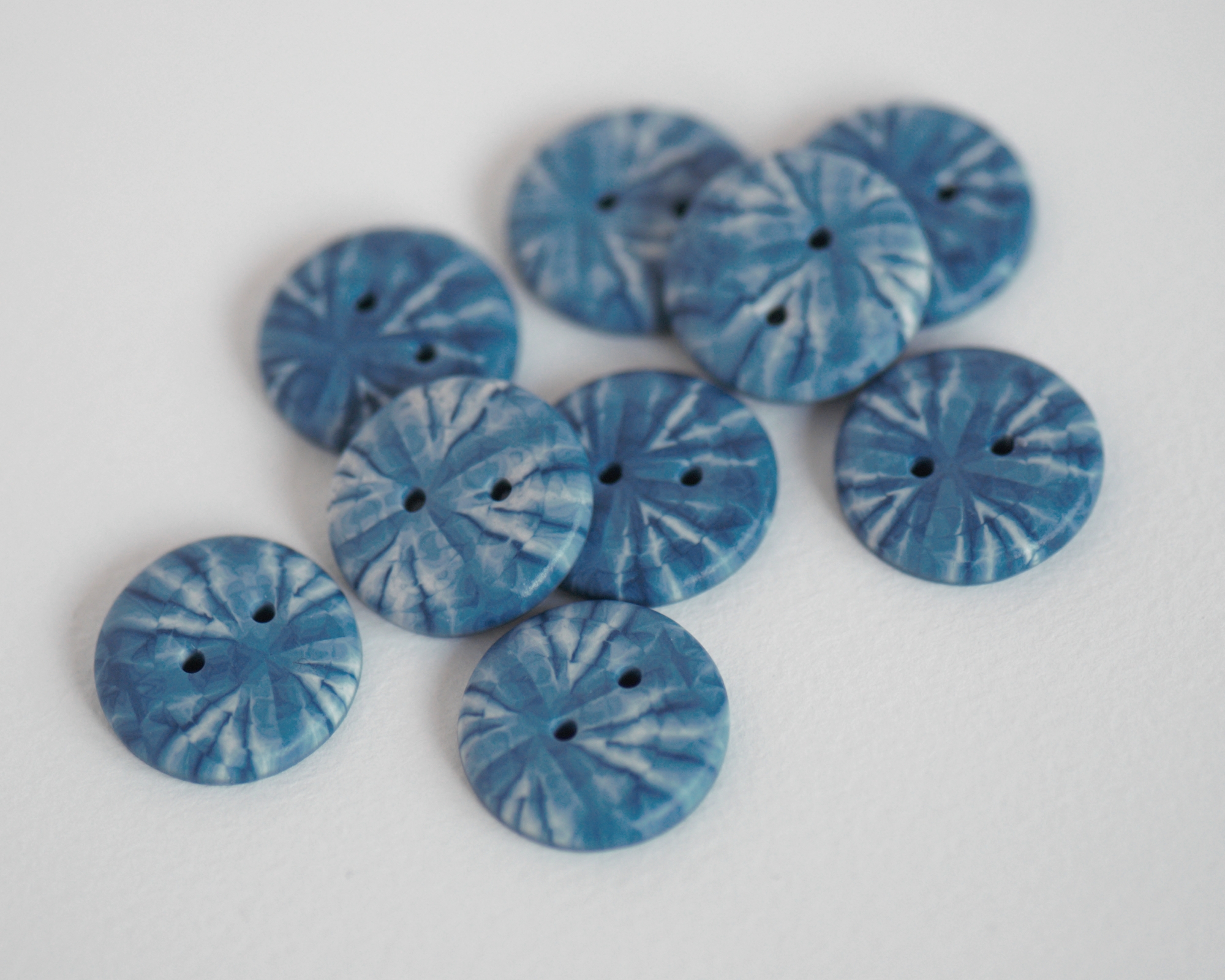 Ypatingos rankų darbo sagos batikos motyvais