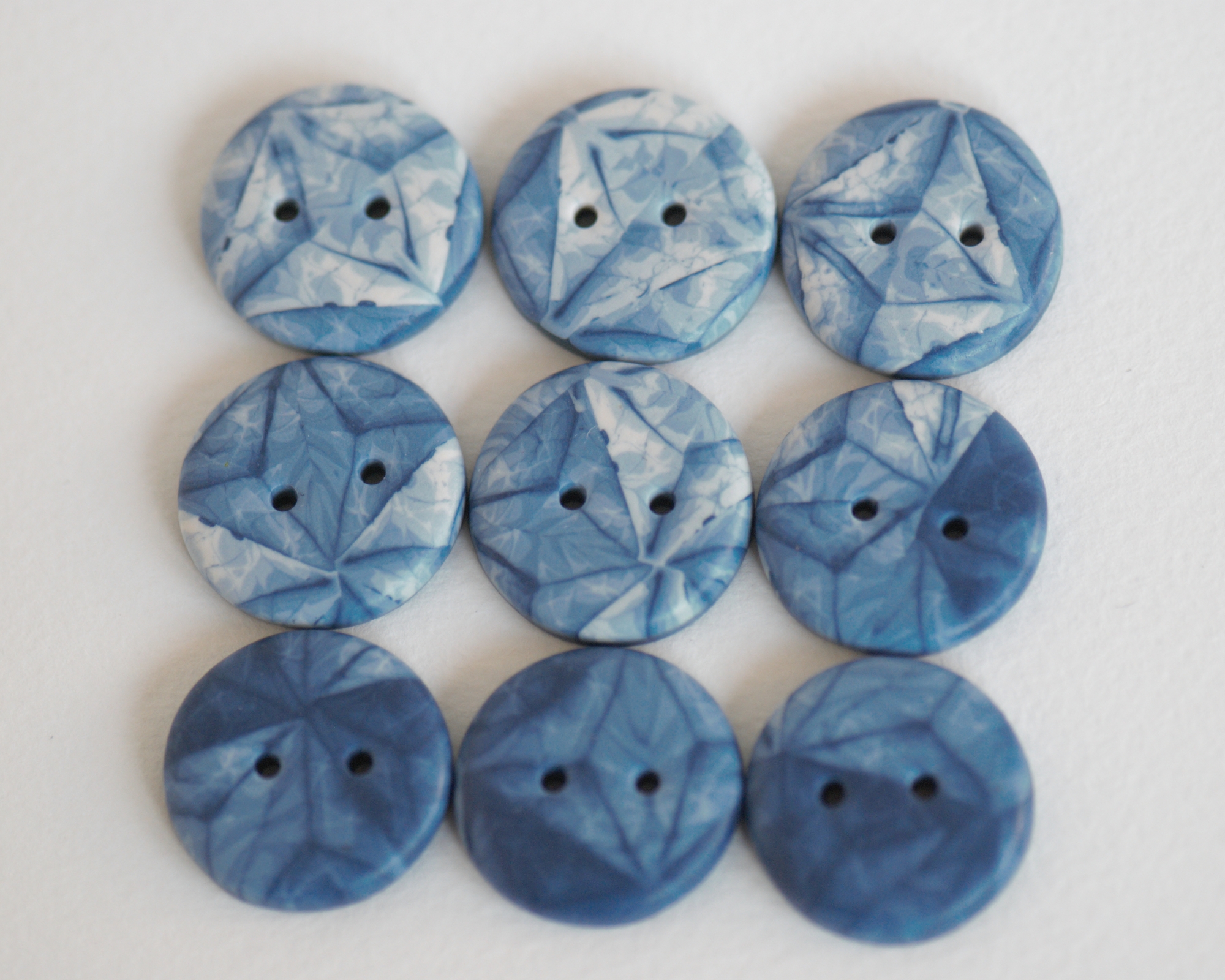 Ypatingos rankų darbo sagos batikos motyvais