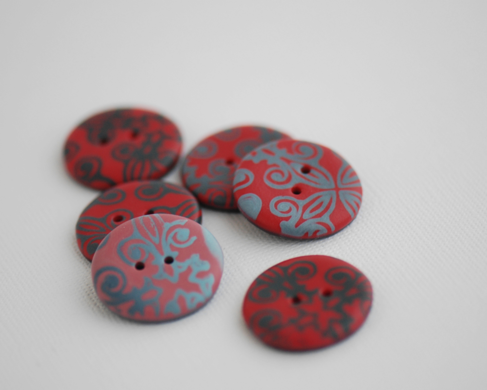 rankų darbo margos sagos iš polimerinio molio