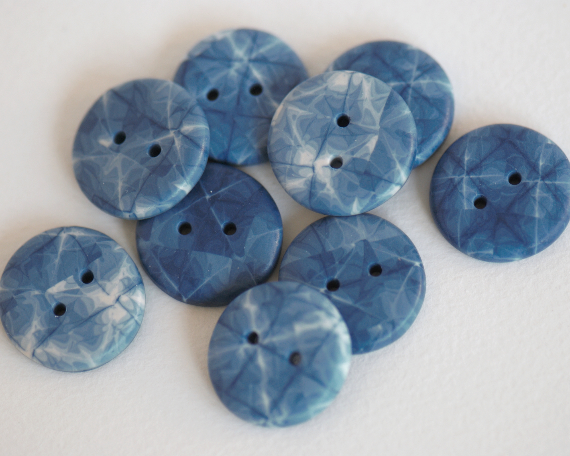 Ypatingos rankų darbo sagos batikos motyvais