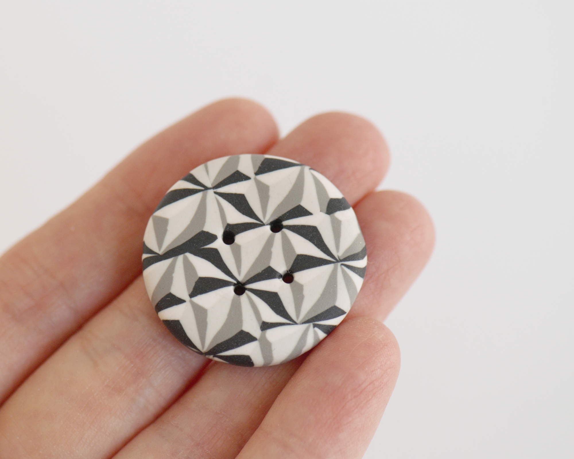 rankų darbo margos sagos iš polimerinio molio