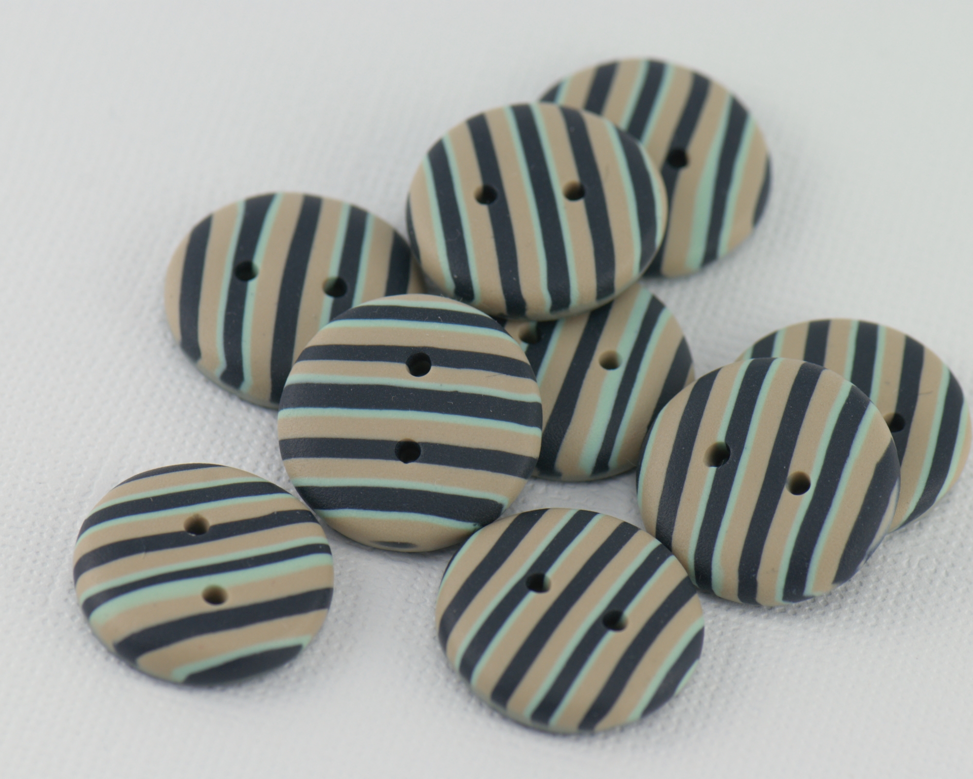 rankų darbo margos sagos iš polimerinio molio