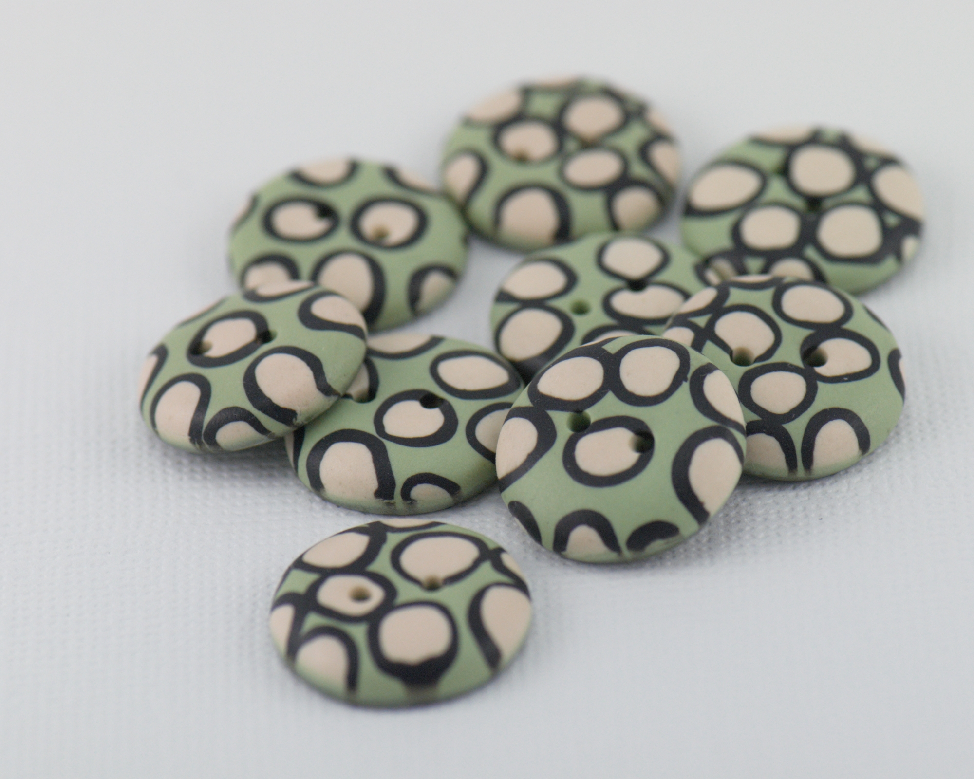 rankų darbo margos sagos iš polimerinio molio