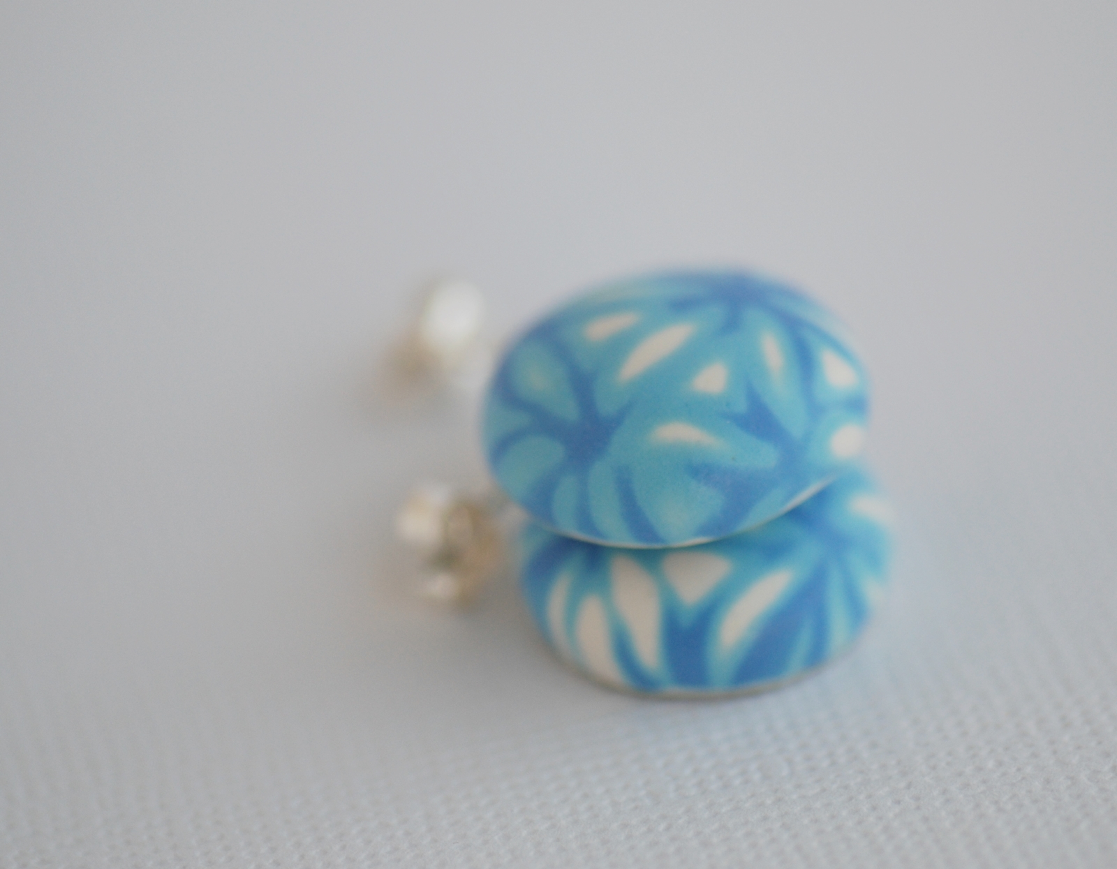 spalvingi nedideli kabantys rankų darbo auskariukai