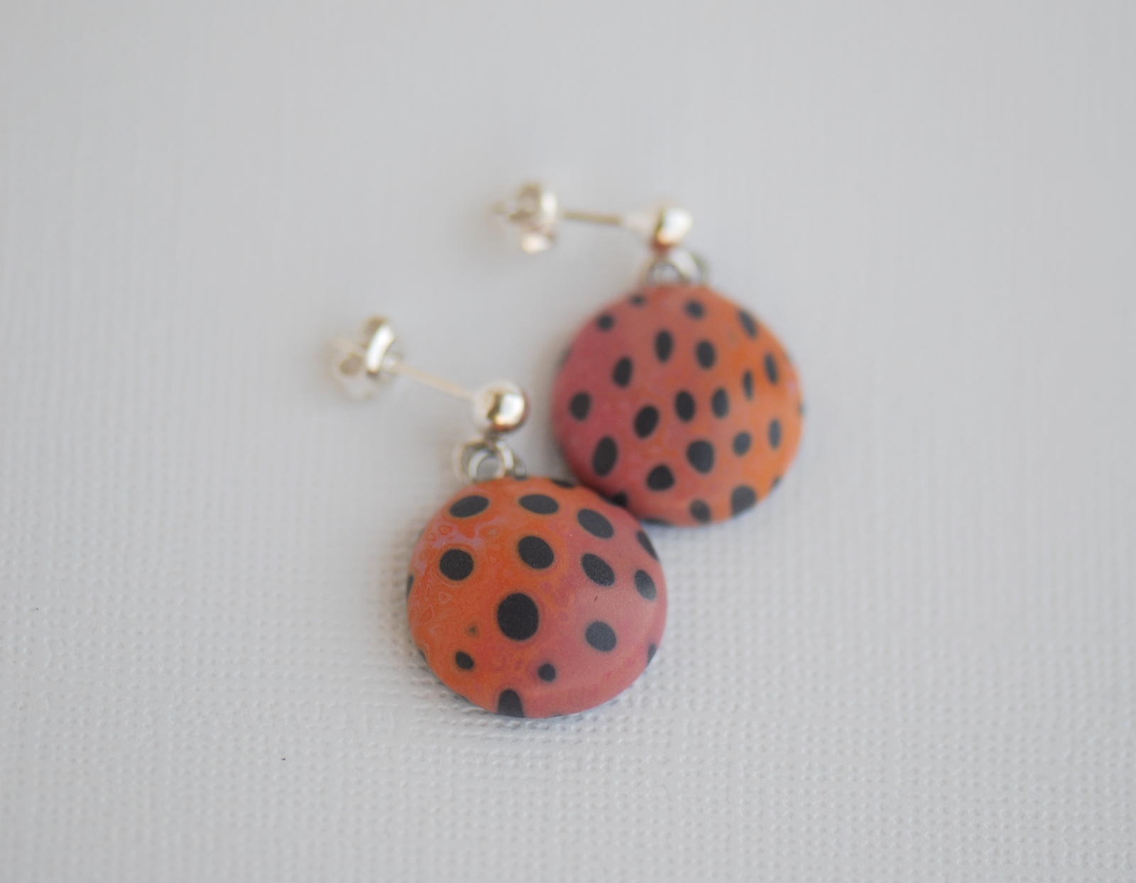 spalvingi nedideli kabantys rankų darbo auskariukai