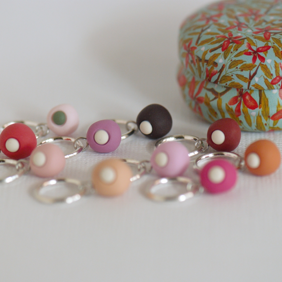 rausvų spalvų mezgimo žymeklių rinkinys